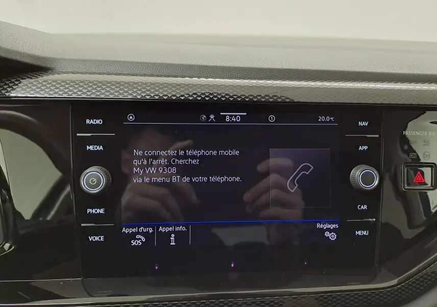 Vue rapprochée de l'écran tactile 8 pouces du système infotainment Ready 2 Discover dans un Volkswagen Polo Bleu Récif.