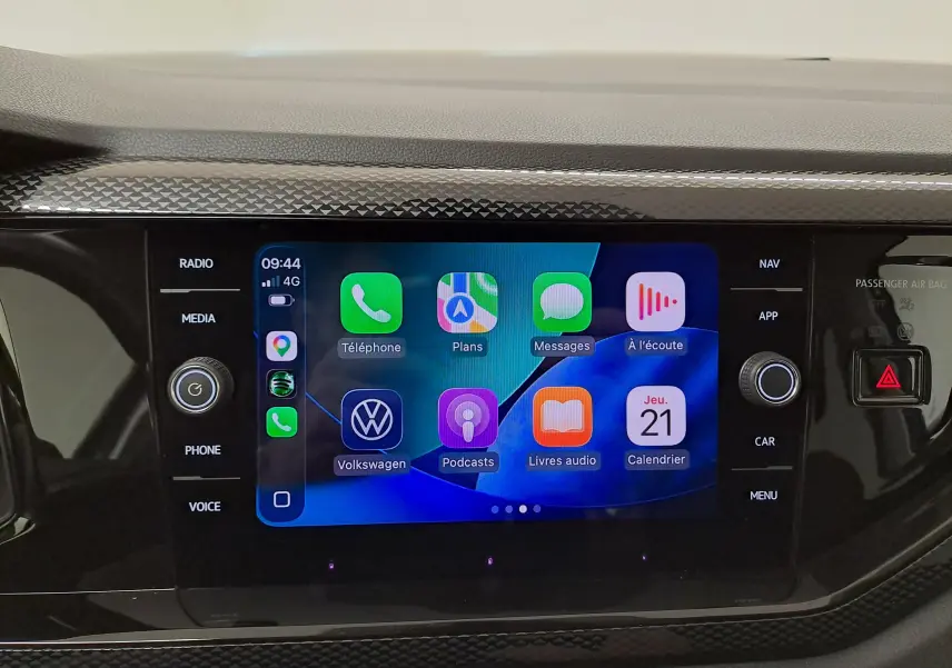 Écran tactile central de la Volkswagen Polo 2025 affichant l'interface smartphone avec commandes autour en finition noire brillante.
