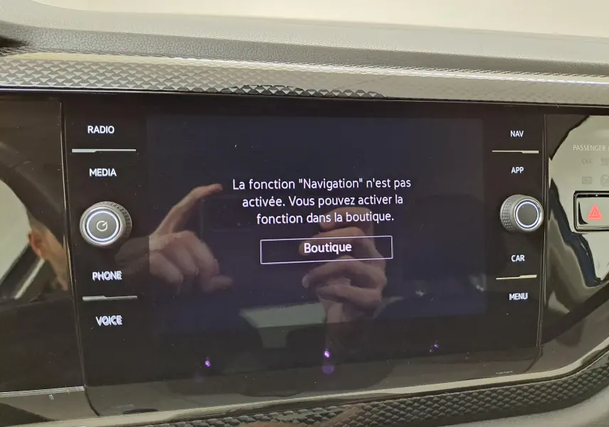 Écran tactile central du tableau de bord de Volkswagen Polo 2025 avec message d'activation de la navigation.