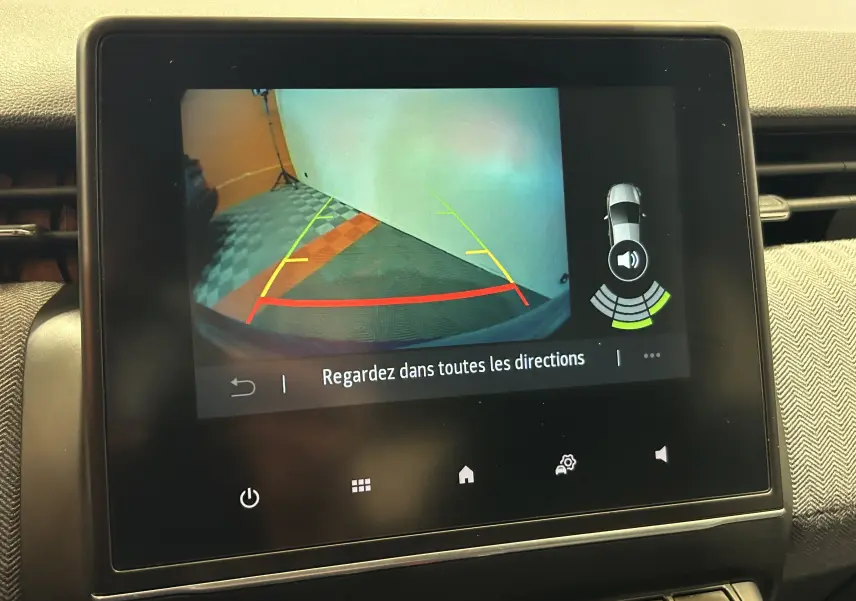 Écran tactile intérieur montrant la caméra de recul active avec guidage coloré sur Renault Clio V gris Rafale.