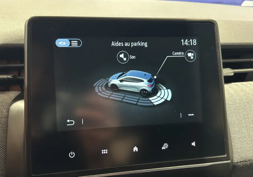 Écran tactile intérieur montrant l’aide au parking avec une illustration 3D d’une Renault Clio V gris rafale métal.