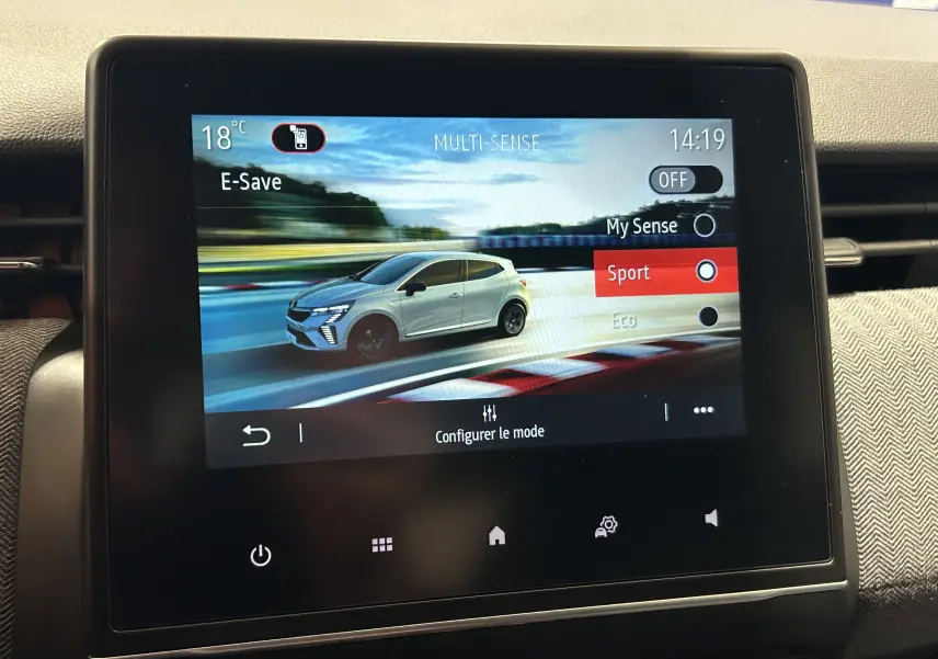 Écran tactile intérieur montrant une Renault Clio V gris rafale en mode Sport, vue 3/4 avant droite.