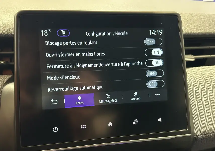 Écran tactile central de la Renault Clio V gris Rafale, affichant le menu de configuration des accès véhicule.