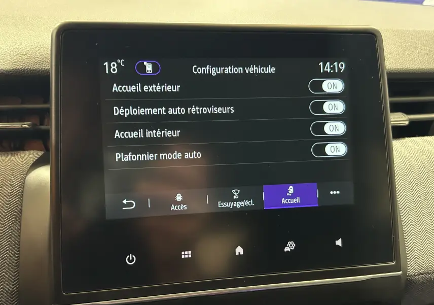 Écran tactile central de la Renault Clio V gris Rafale, affichant les réglages de configuration véhicule en mode jour.