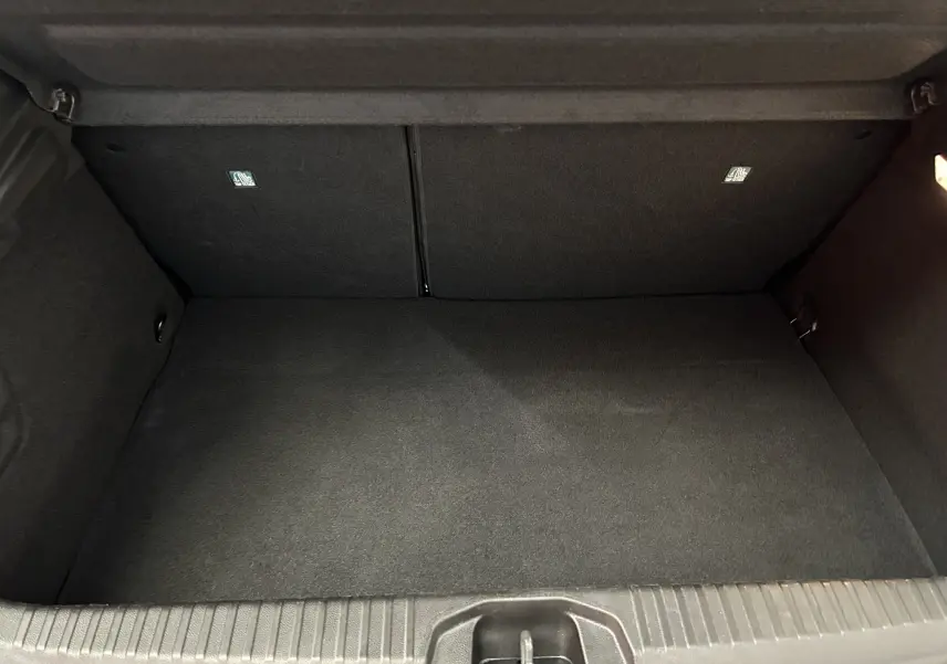 Coffre vide de Renault Clio V E-Tech Full Hybrid 145 gris Rafale, vue intérieure arrière sans chargement.