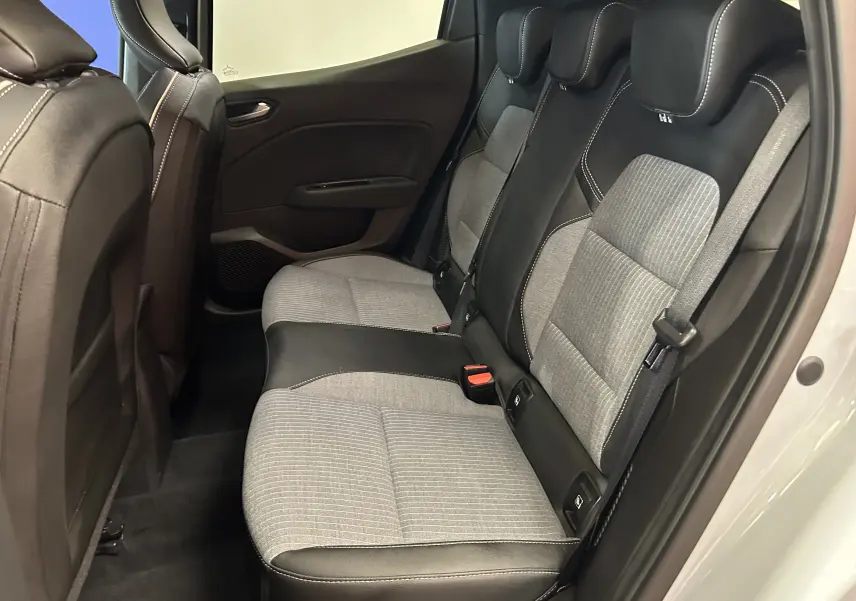 Vue latérale droite de la banquette arrière bicolore gris clair et noir de la Renault Clio V E-Tech Hybrid 2025.