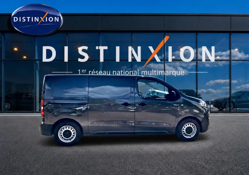 Profil droit du Peugeot Expert Fourgon gris 2024, avec porte latérale coulissante et jantes acier simples.