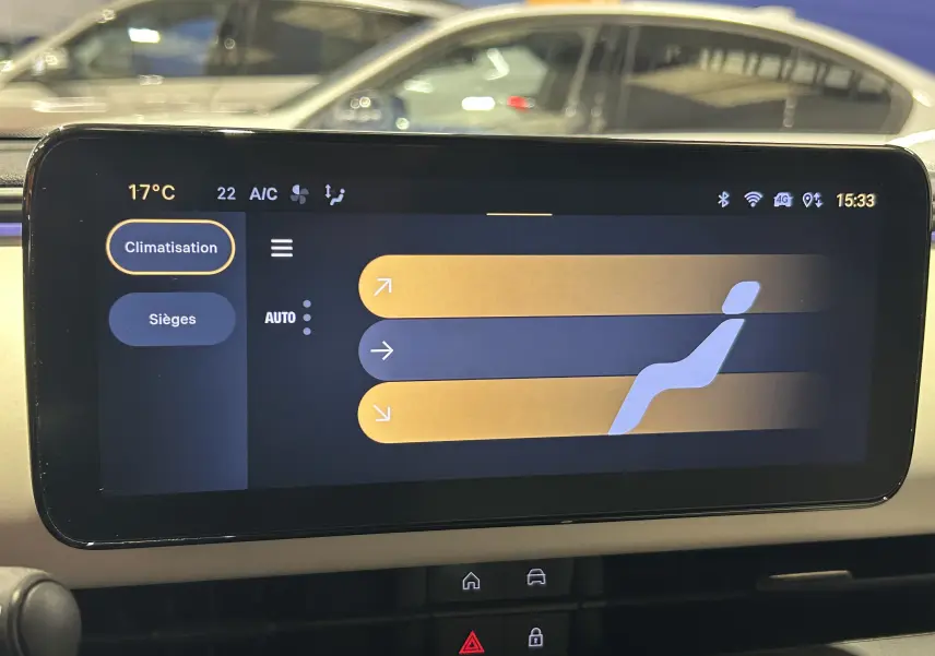Écran tactile intérieur de la FIAT 600 Hybrid 2024 montrant le réglage de la climatisation et des sièges.