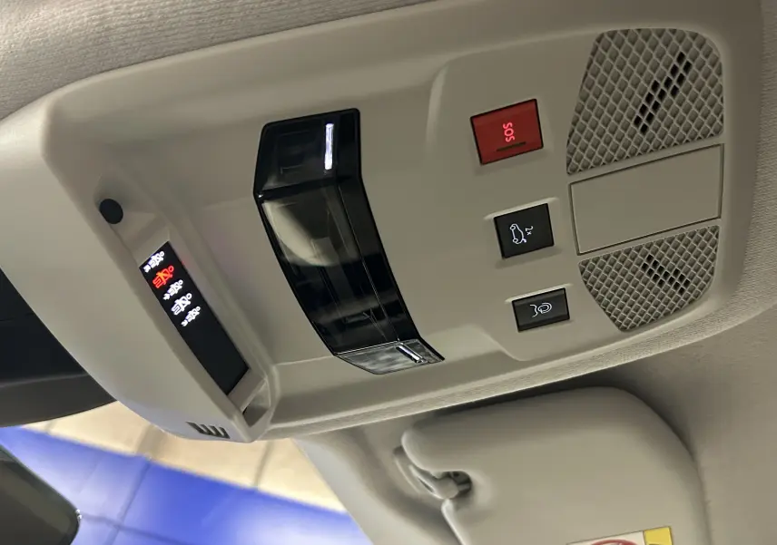 Vue en gros plan du plafonnier gris clair de la Fiat 600 Hybrid 2024 avec boutons SOS et ouverture hayon.