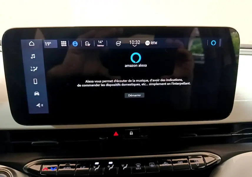 Écran tactile central de la FIAT 500 blanche 42kWh Icône 2022 affichant Amazon Alexa sur tableau de bord.