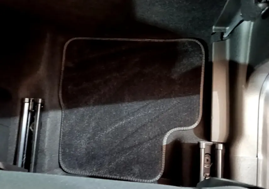 Tapis de sol noir vu en plongée dans l'habitacle de la Fiat 500 électrique blanche version 42kWh Icône 2022.