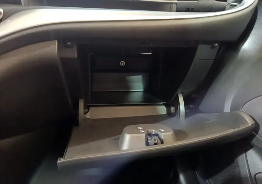 Gros plan sur la boîte à gants ouverte côté passager de la Fiat 500 blanche 42kWh Icône électrique 2022.