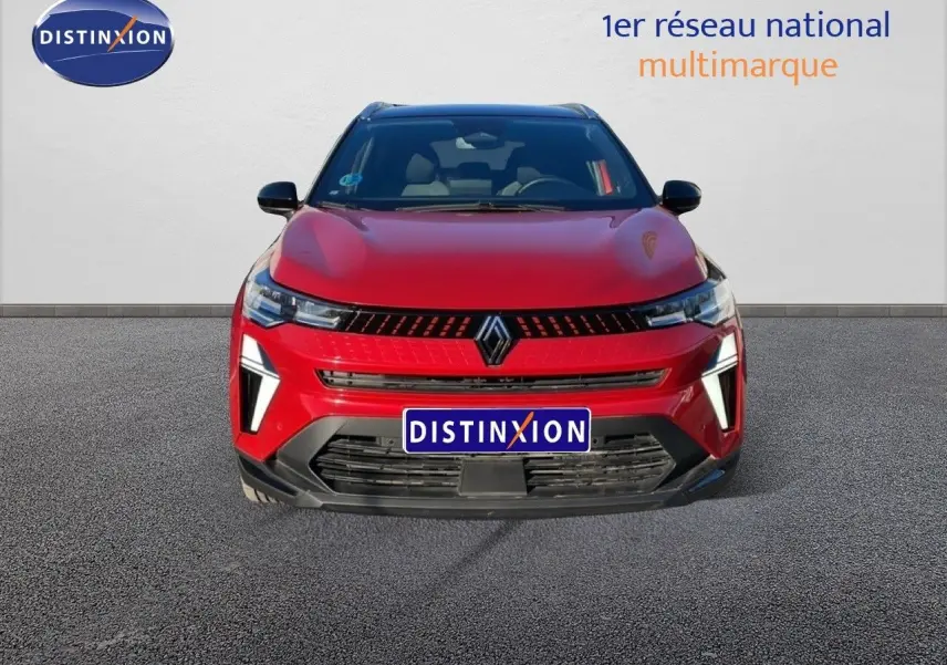 Vue de face du Renault Captur 2025 rouge Désir métallisé avec toit noir et signature lumineuse LED distinctive.