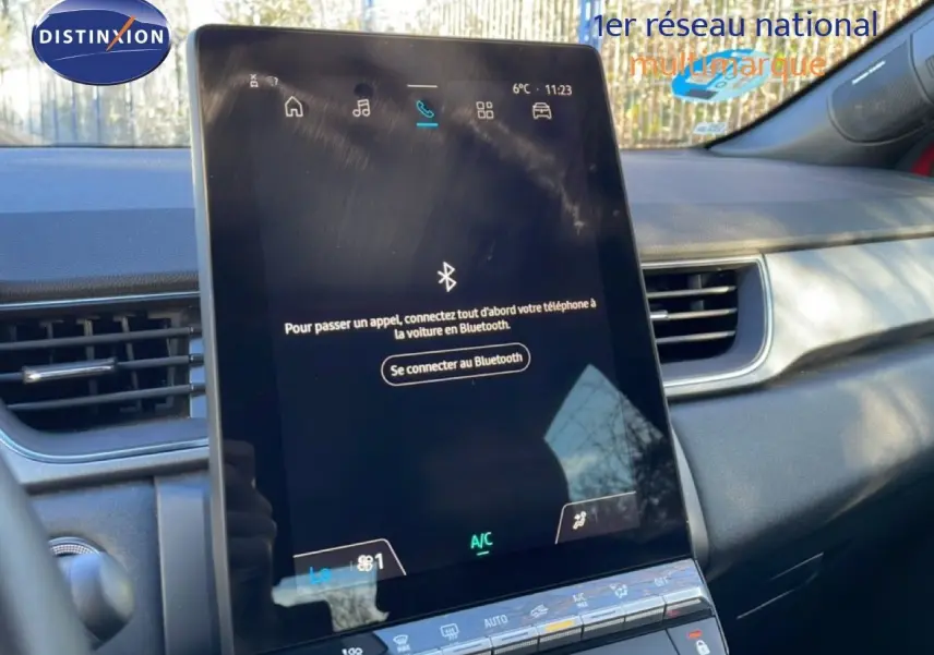 Vue intérieure du tableau de bord du Renault Captur 2025 avec écran tactile central affichant la connexion Bluetooth.