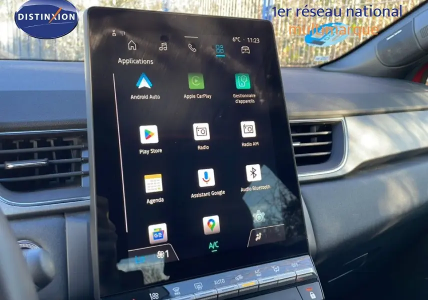 Vue intérieure du tableau de bord du Renault Captur 2025, écran tactile central affichant les applications connectées.