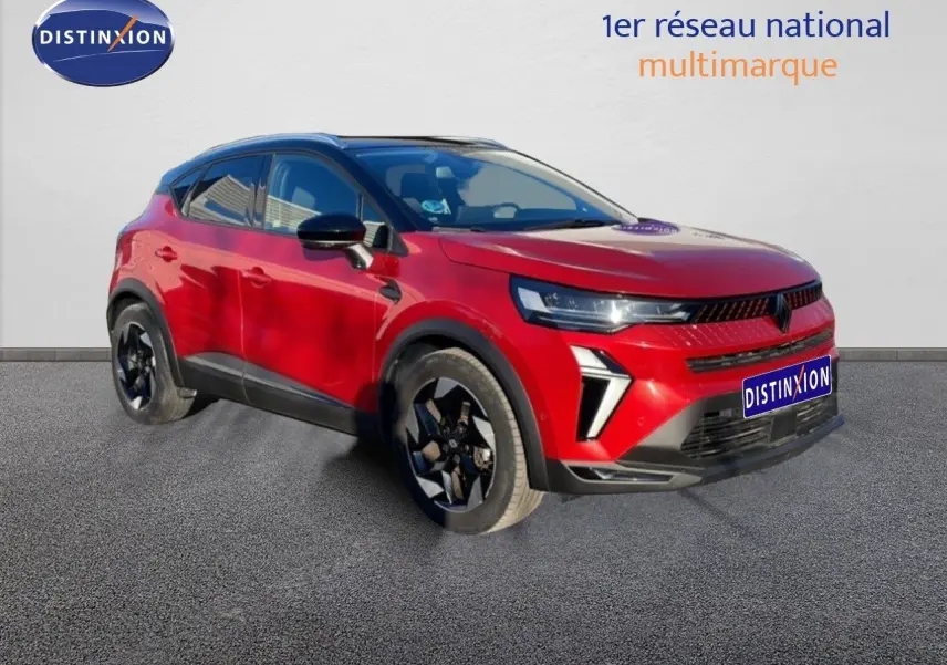 Renault Captur 2025 rouge désir métal avec toit noir, vue 3/4 avant droit, jantes noires distinctives.