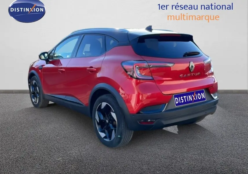 Vue 3/4 arrière droite d'un Renault Captur rouge désir métal avec toit noir, jantes noires et feux LED distinctifs.