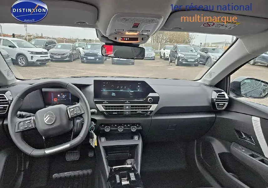 Vue intérieure avant de la Citroën C4 bleu eclipse, tableau de bord moderne avec écran tactile et volant multifonctions.