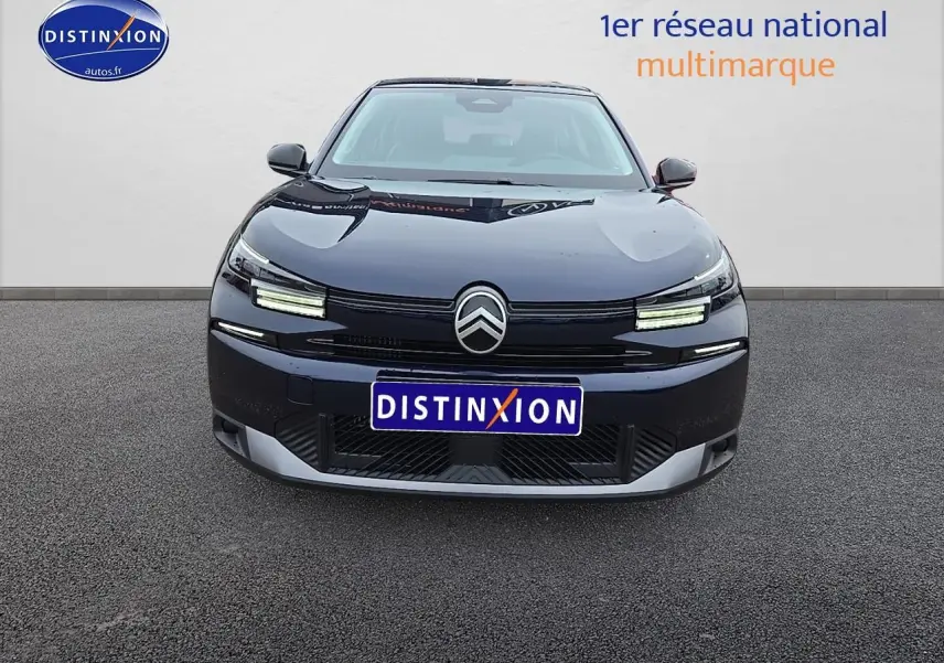 Vue avant d'une Citroën C4 1.2 hybride 145 plus bleu eclipse avec feux LED et calandre noire brillante.