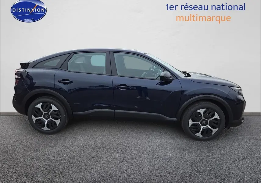 Profil droit d'une Citroën C4 1.2 hybride 145 plus bleu eclipse avec jantes 18 pouces et coques de rétroviseurs noires.