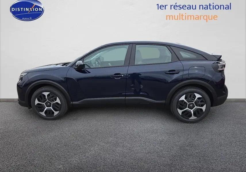Profil droit de la Citroën C4 1.2 hybride 145 plus bleu eclipse avec jantes 18 pouces et coques de rétroviseurs noir brillant.