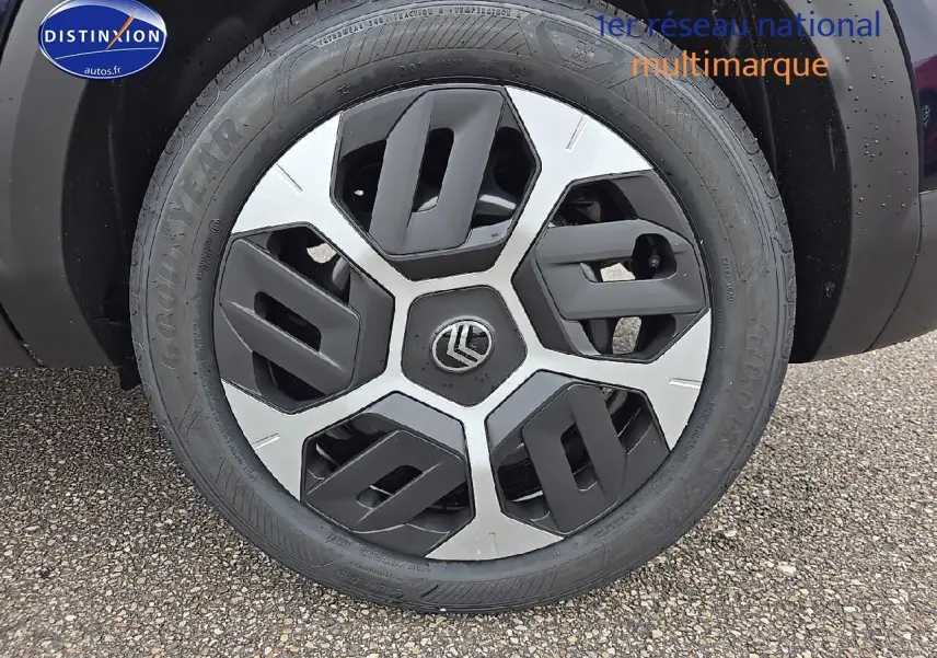 Gros plan sur la roue avant gauche de la Citroën C4 bleu eclipse avec jante 18 pouces Aerotech.