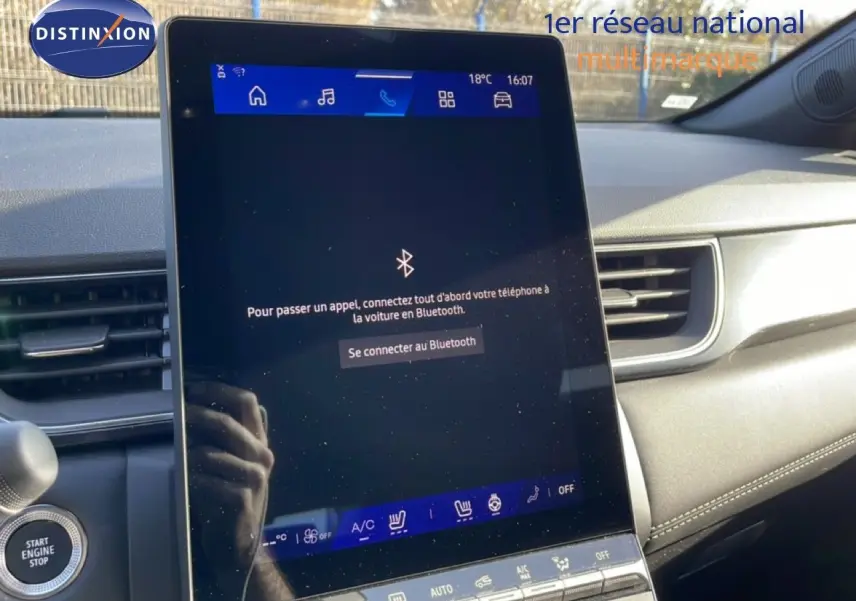 Vue intérieure du tableau de bord de la Renault Symbioz gris cassiopée, avec écran tactile central en mode Bluetooth.