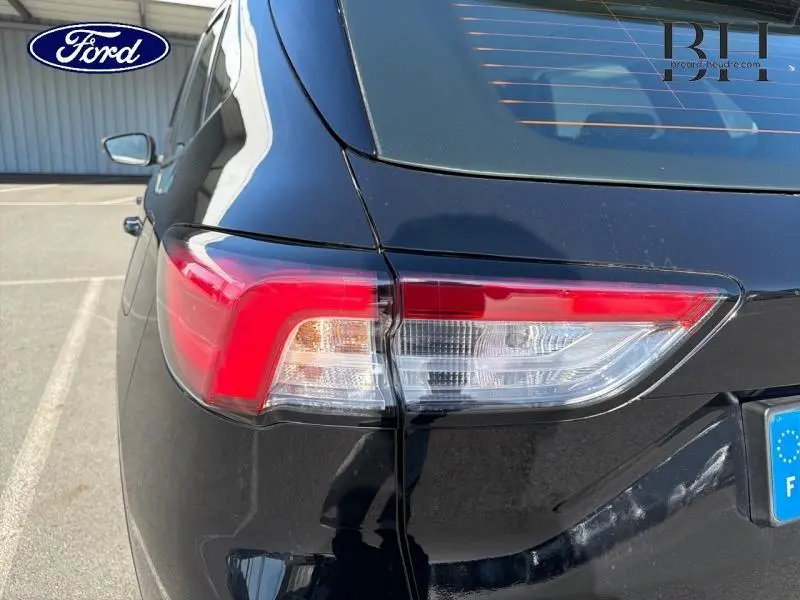 Feu arrière gauche du Ford Kuga noir Agate Métallisée vu de près, soulignant les lignes modernes du coffre.