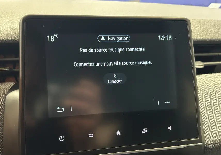 Écran tactile central de la Renault Clio V bleu Iron Metal affichant le menu de connexion musicale Bluetooth.