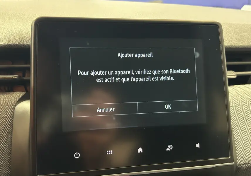 Écran tactile central de la Renault Clio V bleu Iron Metal affichant le menu d'ajout d'appareil Bluetooth.