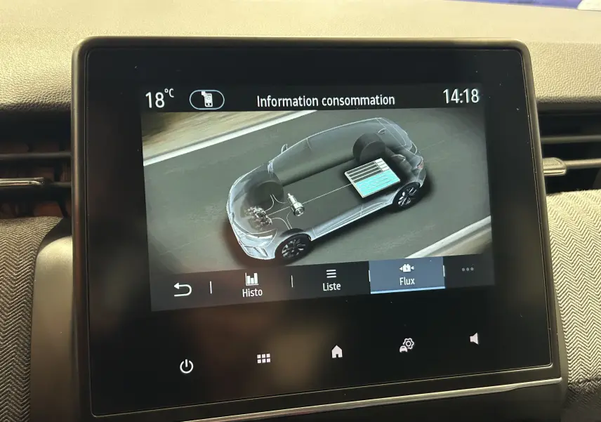 Écran tactile intérieur montrant la consommation énergétique d’une Renault Clio V hybride, vue schématique du véhicule.