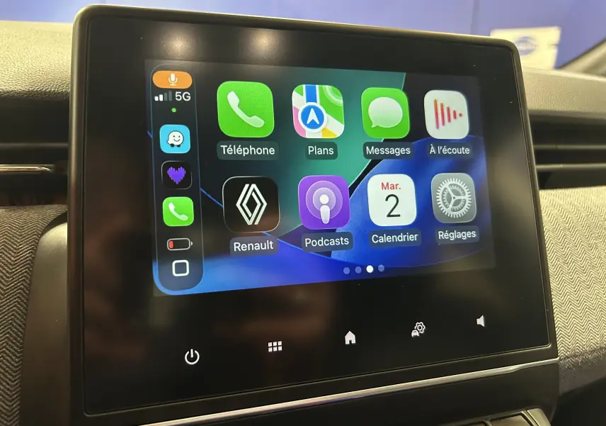 Écran tactile central de la Renault Clio V affichant les applications connectées avec interface Apple CarPlay.