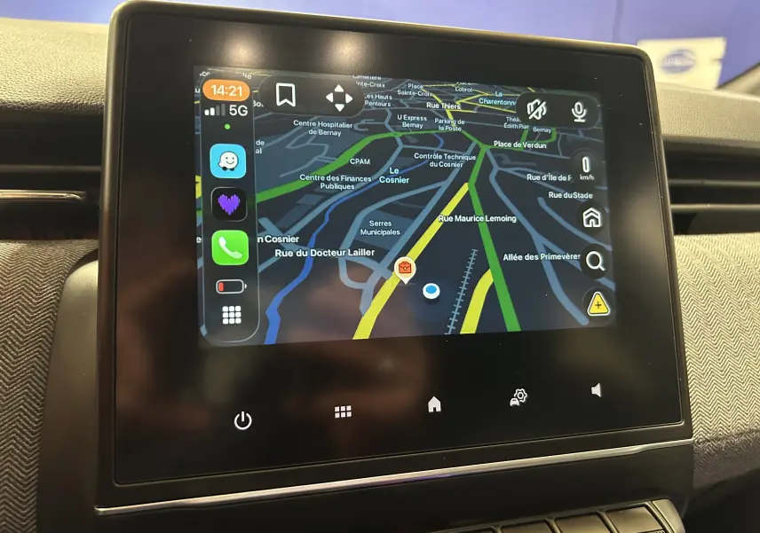 Écran tactile central du tableau de bord de la Renault Clio V, affichant la navigation GPS en mode nuit.