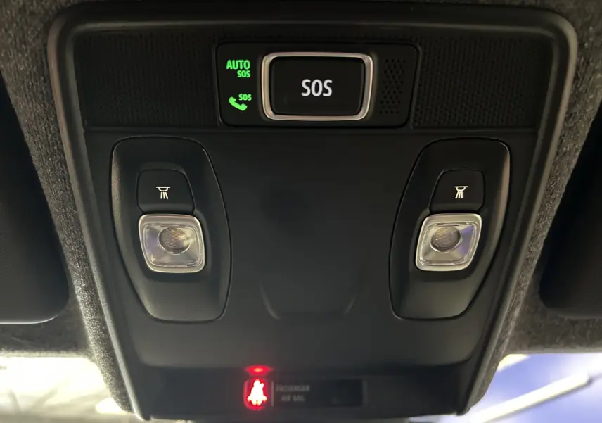Plafonnier intérieur avec boutons de lumière et alerte SOS de la Renault Clio V hybride, vue en contre-plongée.
