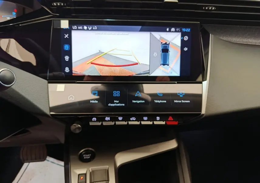 Vue rapprochée de l’écran tactile central affichant la caméra de recul dans l’habitacle gris foncé d’une Peugeot 308 2026.