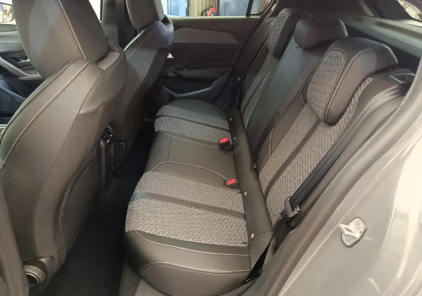 Vue intérieure côté droit des sièges arrière en tissu et cuir gris de la Peugeot 308 BlueHDi 130 CH EAT8 ALLURE 2026.