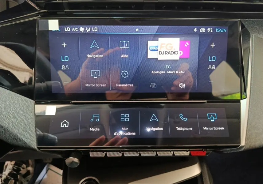 Vue rapprochée de l’écran tactile central de la Peugeot 308 gris foncé, affichant les menus de navigation et multimédia.