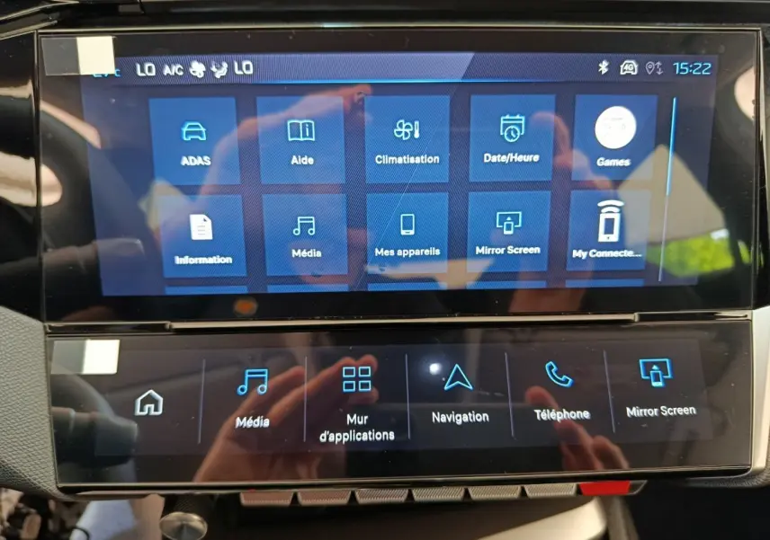 Écran tactile central de la Peugeot 308 gris foncé, affichant les options multimédia et navigation.