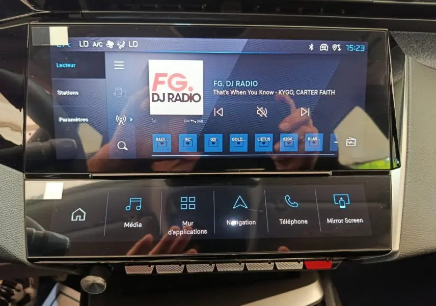 Écran tactile central de la Peugeot 308 2026 affichant la radio FG DJ Radio dans l'habitacle.
