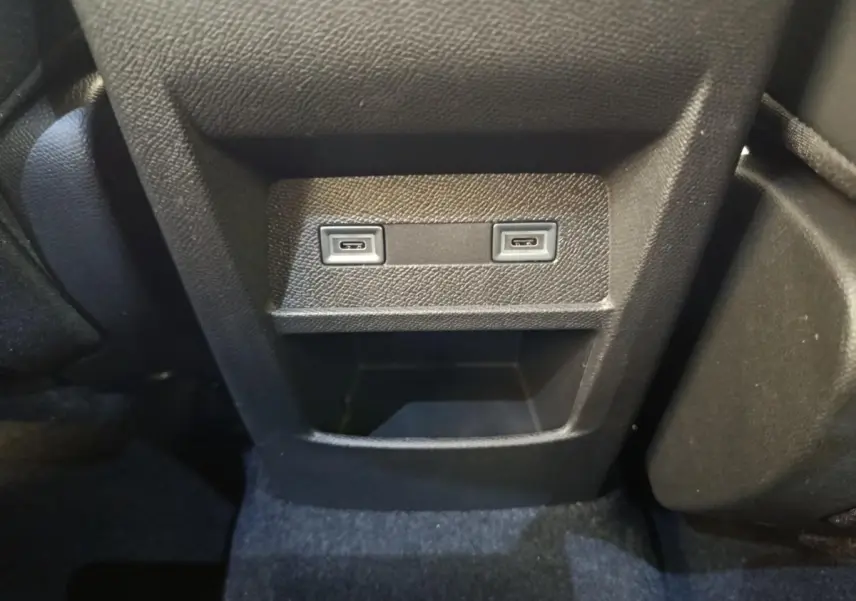 Prise USB double en bas de la console centrale arrière d’une Peugeot 308 gris foncé, intérieur noir.