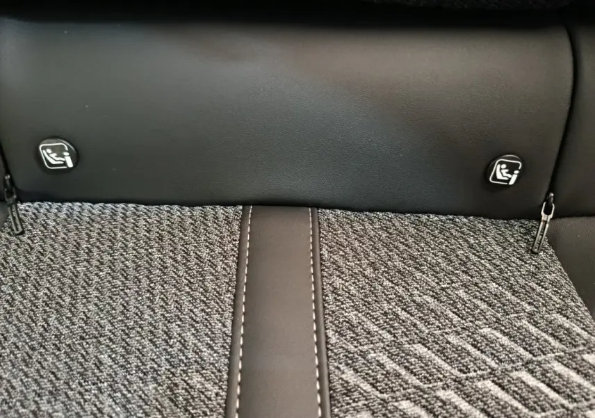 Détail de la banquette arrière avec tissu gris et cuir noir, montrant les attaches Isofix du Peugeot 308 2026.
