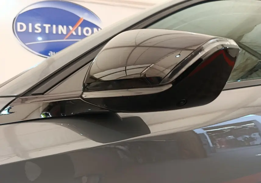 Rétroviseur droit gris foncé brillant de la Peugeot 308 BlueHDi 130 CH EAT8 ALLURE avec clignotant intégré.