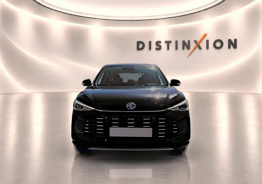 Vue frontale d’un MG Motor ZS 1.5 hybrid noir 2026, avec calandre imposante et logo MG bien visible.