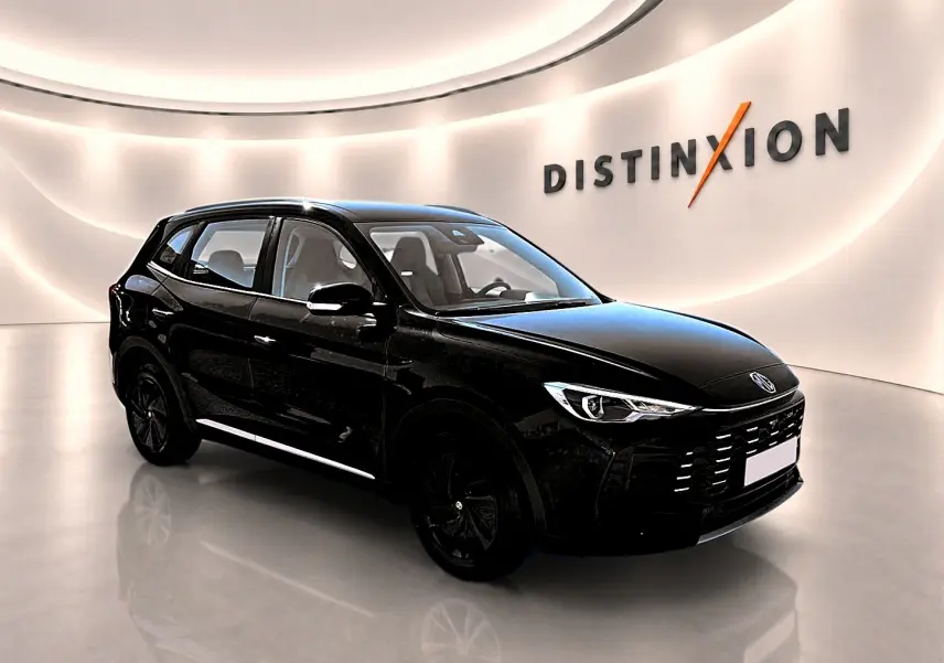 MG Motor ZS 1.5 hybrid noir en 3/4 avant droit dans un showroom lumineux avec logo Distinxion en arrière-plan.