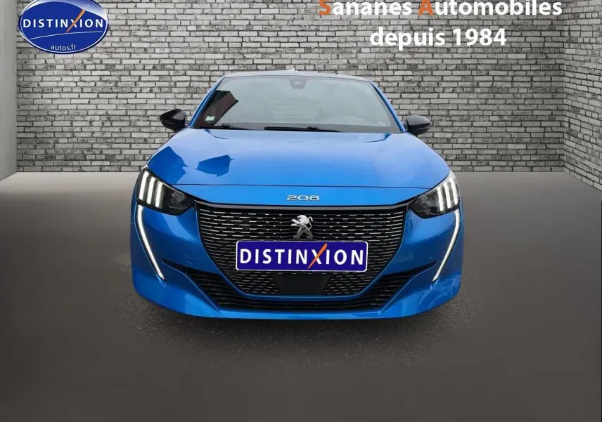 Vue frontale d'une Peugeot 208 GT Line bleu clair avec feux LED et calandre noire brillante.