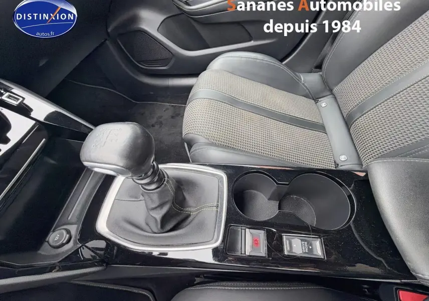 Gros plan sur la console centrale et le levier de vitesse manuel de la Peugeot 208 GT Line 2020, intérieur noir et tissu.