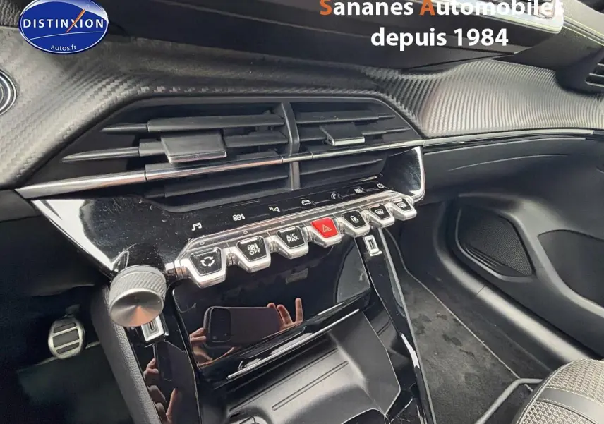 Vue intérieure côté passager du tableau de bord noir brillant de la Peugeot 208 GT Line 2020 avec commandes et aérateurs.