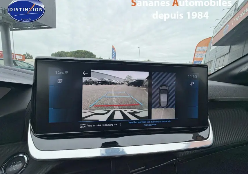 Écran tactile intérieur affichant la caméra de recul et l’aide au stationnement du Peugeot 208 GT Line 2020.