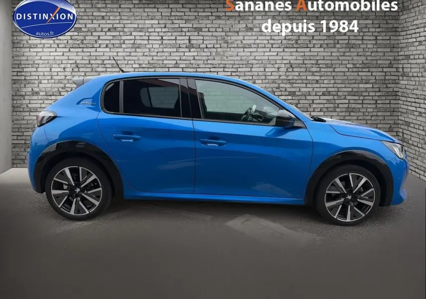 Profil droit de la Peugeot 208 GT Line 2020 en bleu clair avec jantes alliage et rétroviseurs noirs brillants.
