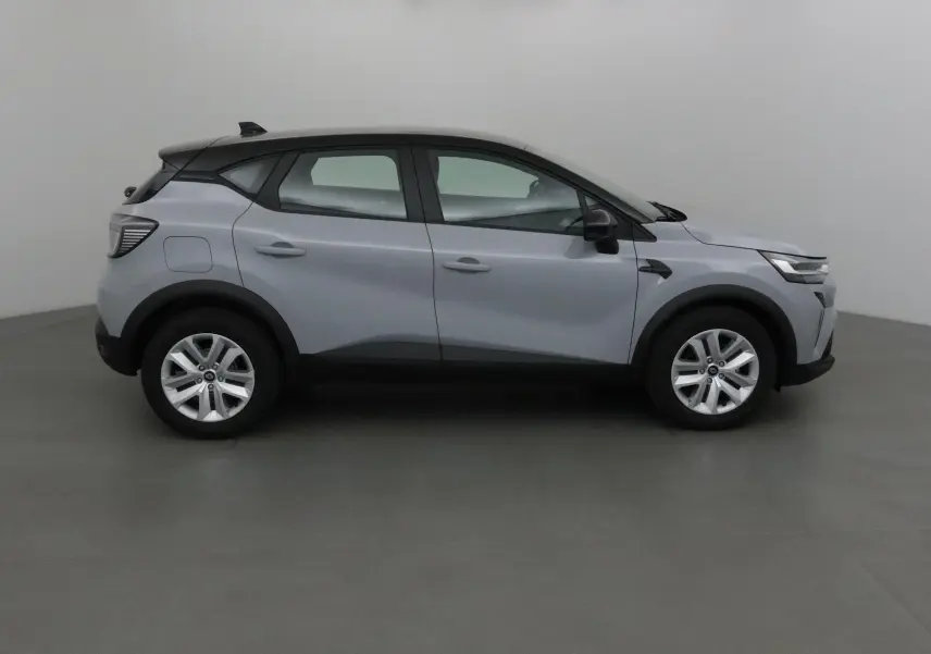 Profil droit du Renault Captur 1.0 TCE 90 Evolution 2025 en gris Rafale avec toit noir et jantes argentées.
